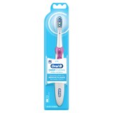 Oral-B Complete Deep Clean Battery Powered Electric Toothbrush, 1 Count, Colors May Vary, thumbnail image 1 of 9